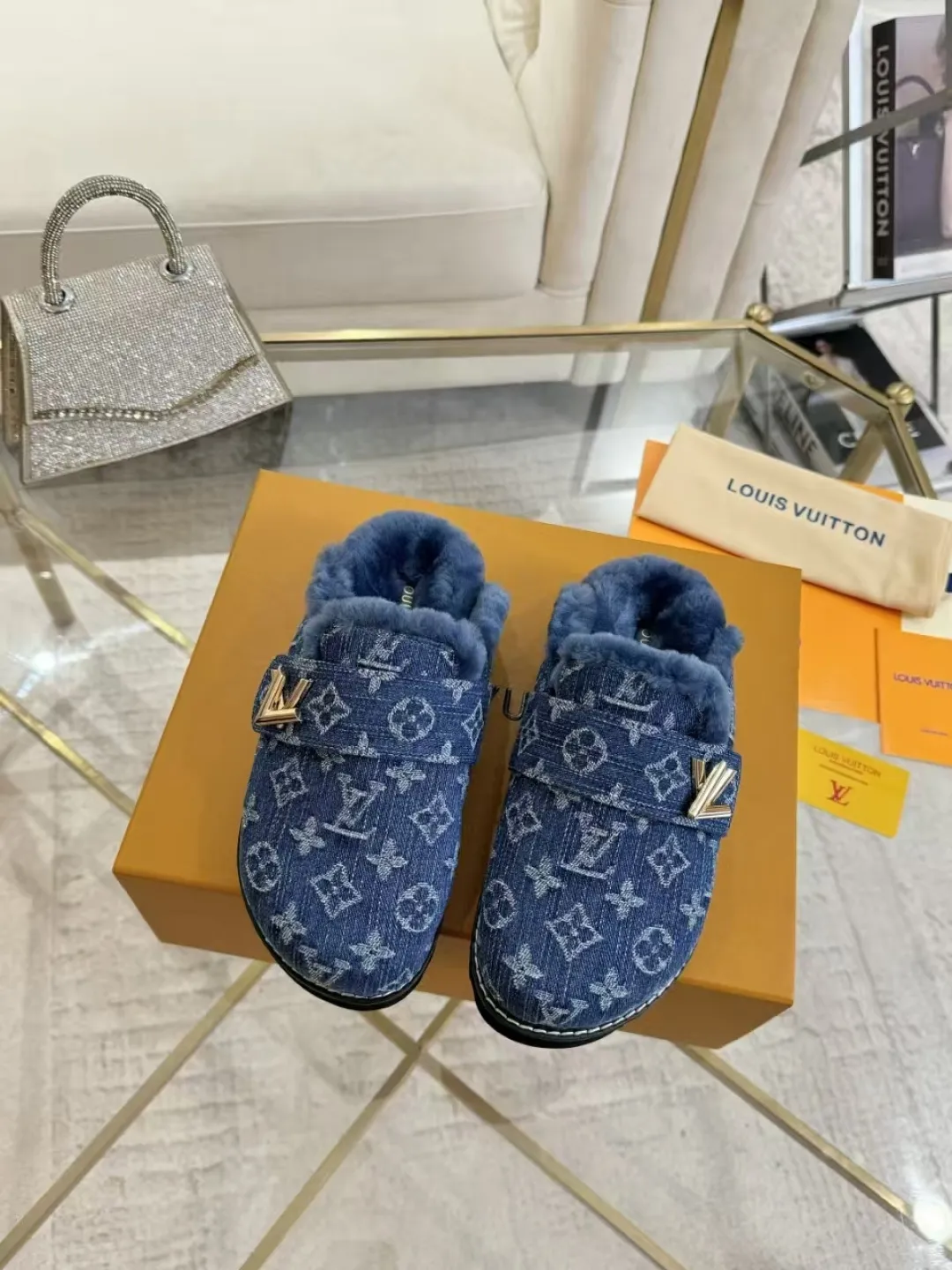 p600✨ LV Couple’s Wool Slippers｜Full of high-end feel, the soles of your feet are luxurious✨ We have achieved the ultimate restoration of the "higher version" of this pair of LV classic toe-toe slippers! 👫💫 🌟 The core advantages are clear at a glance: ✔️ Original jacquard + cowhide fabric, delicate texture, high-end at first glance; ✔️ 280% pure wool lining, wearing barefoot is like stepping on clouds ☁️, soft and skin-friendly and not sweaty; ✔️ Non-slip rubber bottom + three-dimensional toe design, super stable for walking, fashionable and practical!  👀 Must-have attention to detail: Belt buckle + classic LV presbyopic elements, revealing the aura of a big-name brand in a low-key manner ~ Whether it is a couple dating or a trip with besties, both of them are the focus when they go out👟💖 ✨ Easily match the wardrobe: jeans + sweaters, lazy and casual style ✔️ Coat + skirt, refined and elegant ✔️ One pair of shoes can handle a variety of styles, and the sense of luxury is never artificial ~ #LV slippers #couple outfit #High-End Customization #Quality Shoes Recommendation Fabric: Yangjing/classic jacquard fabric Lining: Imported wool lining Sole: Original rubber sole Size: Female 35-41 Male 38-46